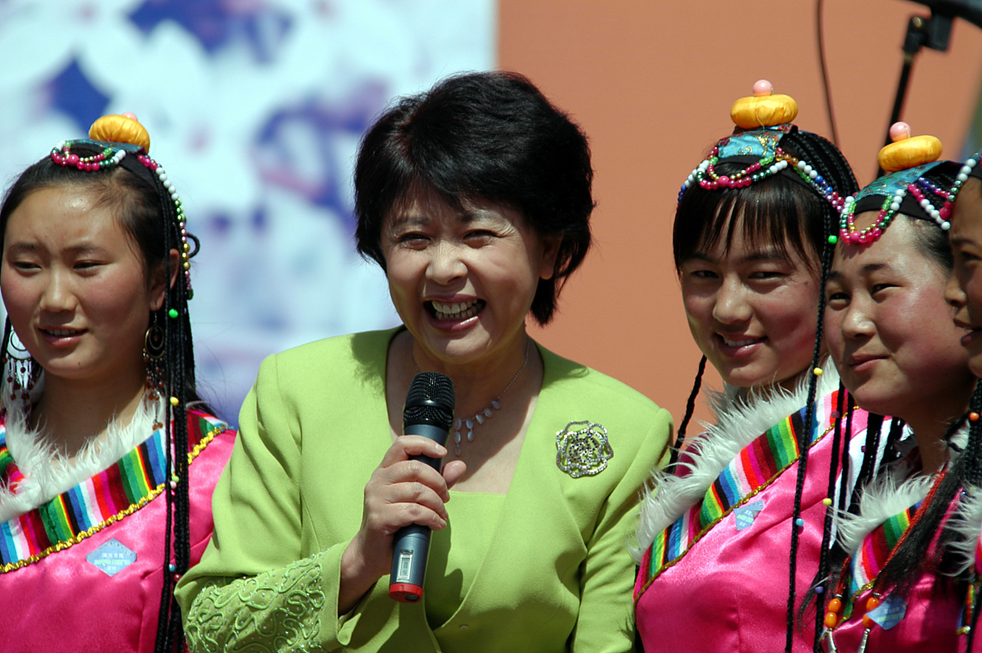 央视主持人刘璐,曾是80年代央视最红的主持人之一.