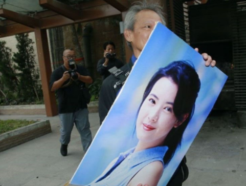 蓝洁瑛葬礼现场中,出现的白发男子是谁?一直落泪是什么原因?