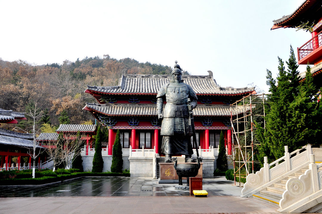 院内矗立着8米高的张保皋铜像,也是为了纪念他所建.