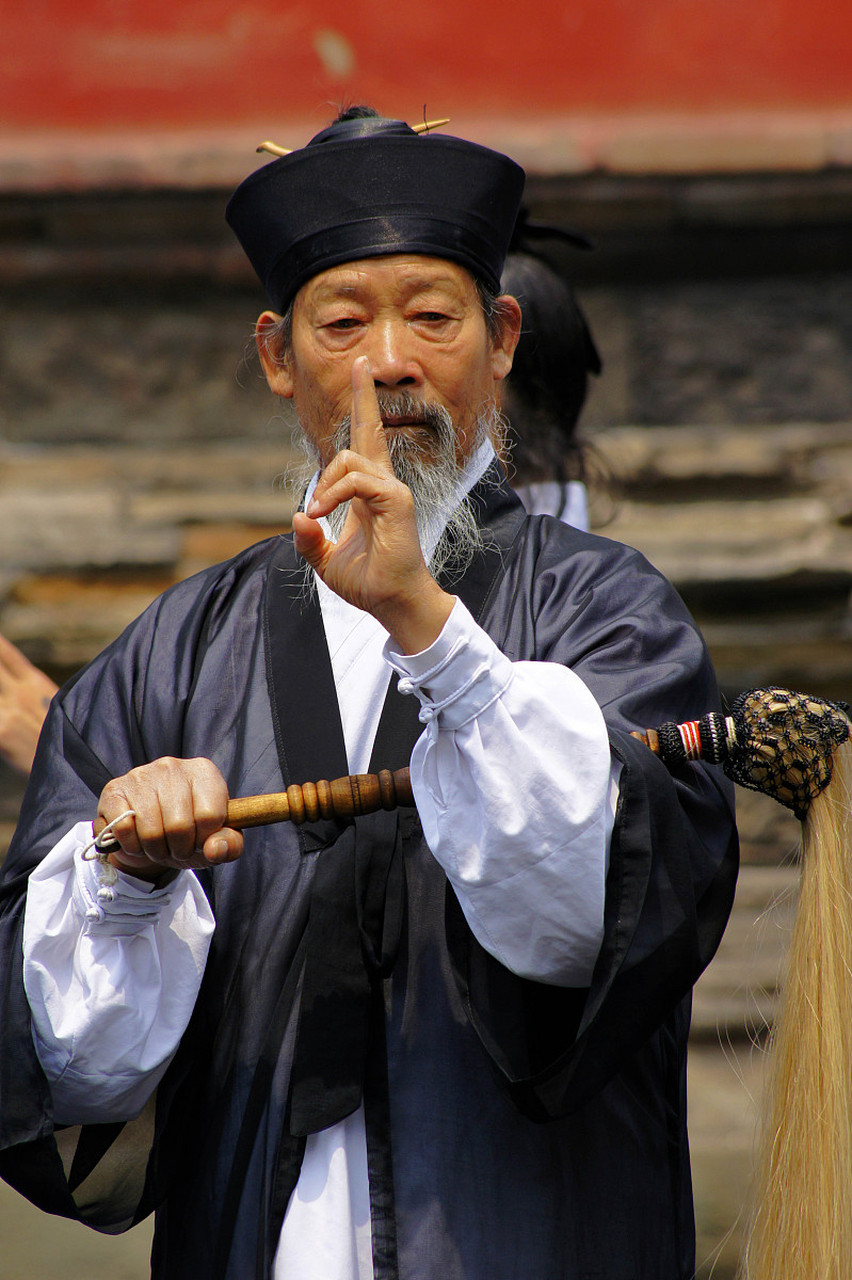 道士出马也无济于事.绝望中一书生揭示真相:此乃前世冤屈所致祸端.