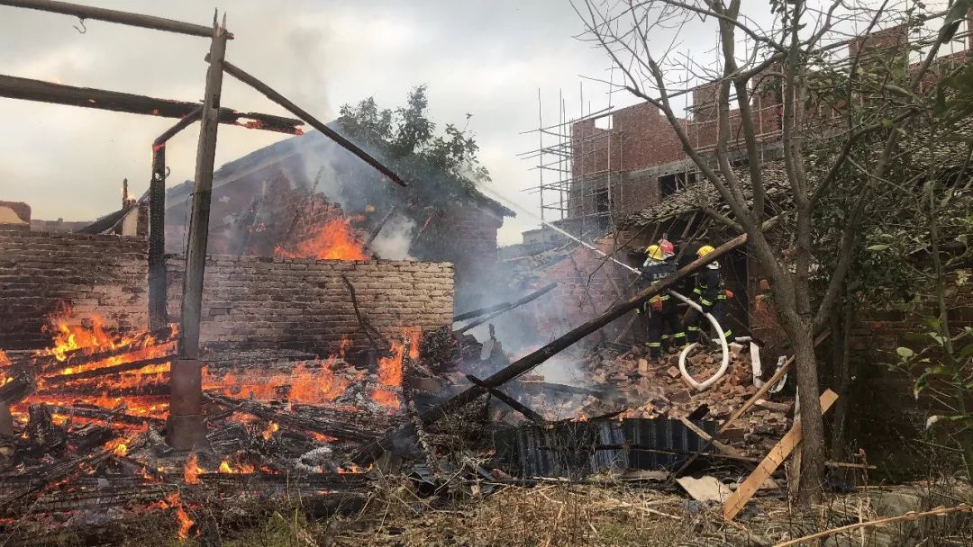 南昌一熊孩子玩鞭炮,把一栋房子烧了!