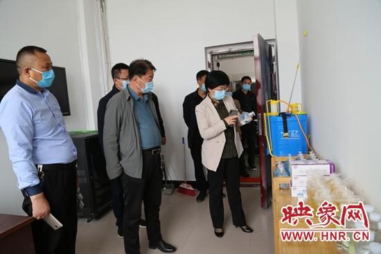 石龙区委书记王玉娟到平顶山市三十二中检查学校复学准备工作