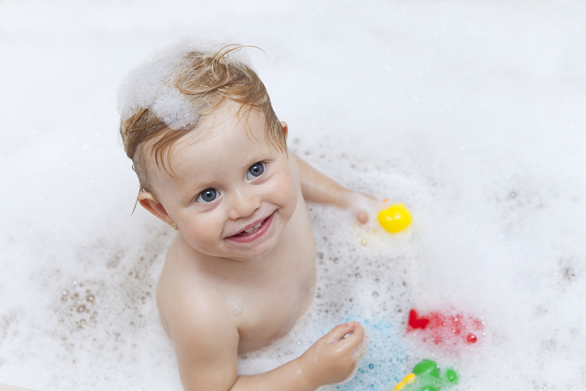 家长敢让宝宝一个人在浴室洗澡?心真大!