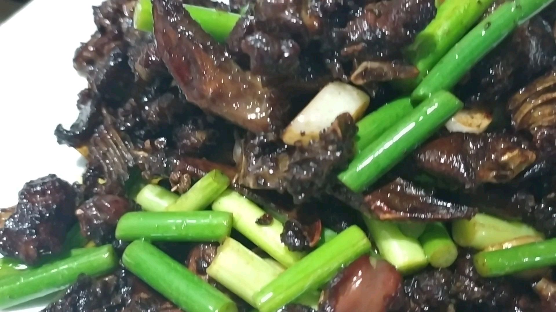 今天干炒了两只鸽子口感不错就是卖相不好看