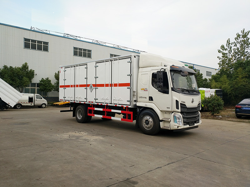 柳汽6.8米液氯运输车/毒性气体厢式运输车/危险品二类三项运输车