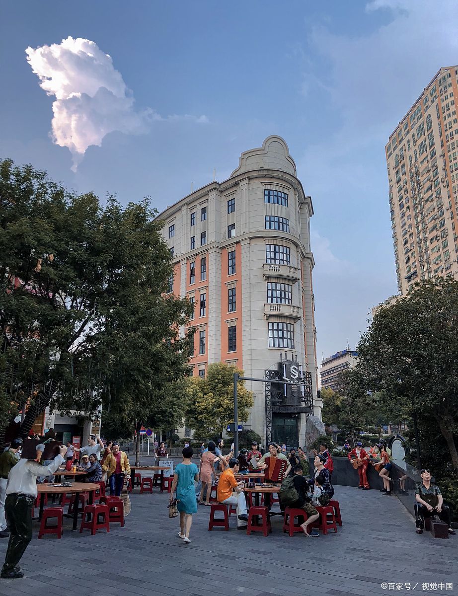 武汉吉庆街位于湖北省武汉市江岸区,是一条有名的夜市大排档街