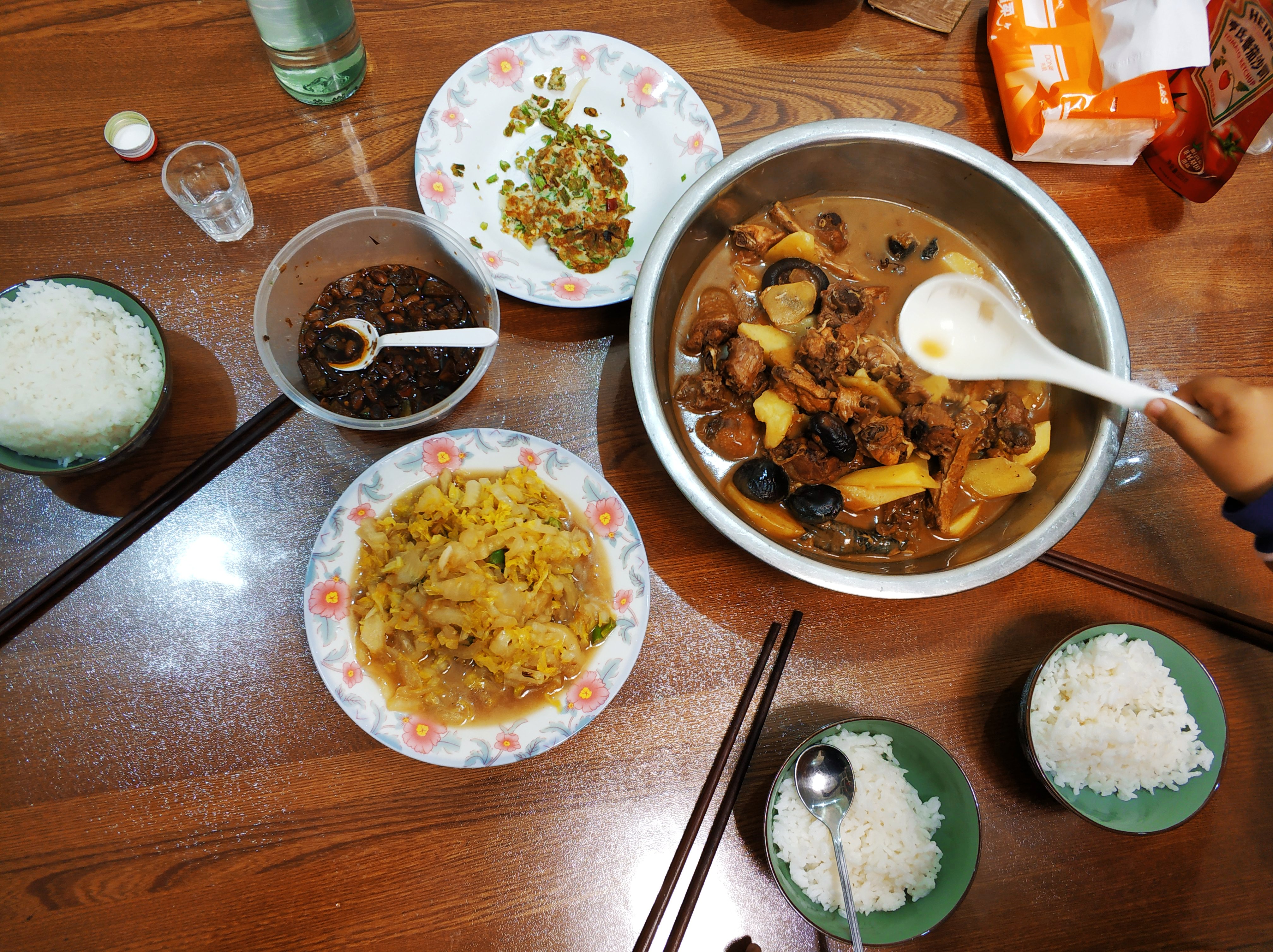 我家的晚饭:一盆鸡三个菜媳妇做的我最爱,半斤酒一碗饭吃的舒坦