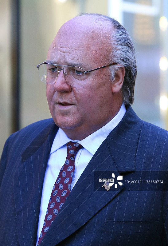 奥斯卡影帝罗素·克劳当街自摸"将军肚" 嘟嘴搞怪调皮童心不减