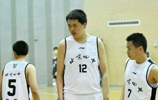 王治郅15岁儿子王熙麟身高超2米,身材肚大腰圆,未来可期?