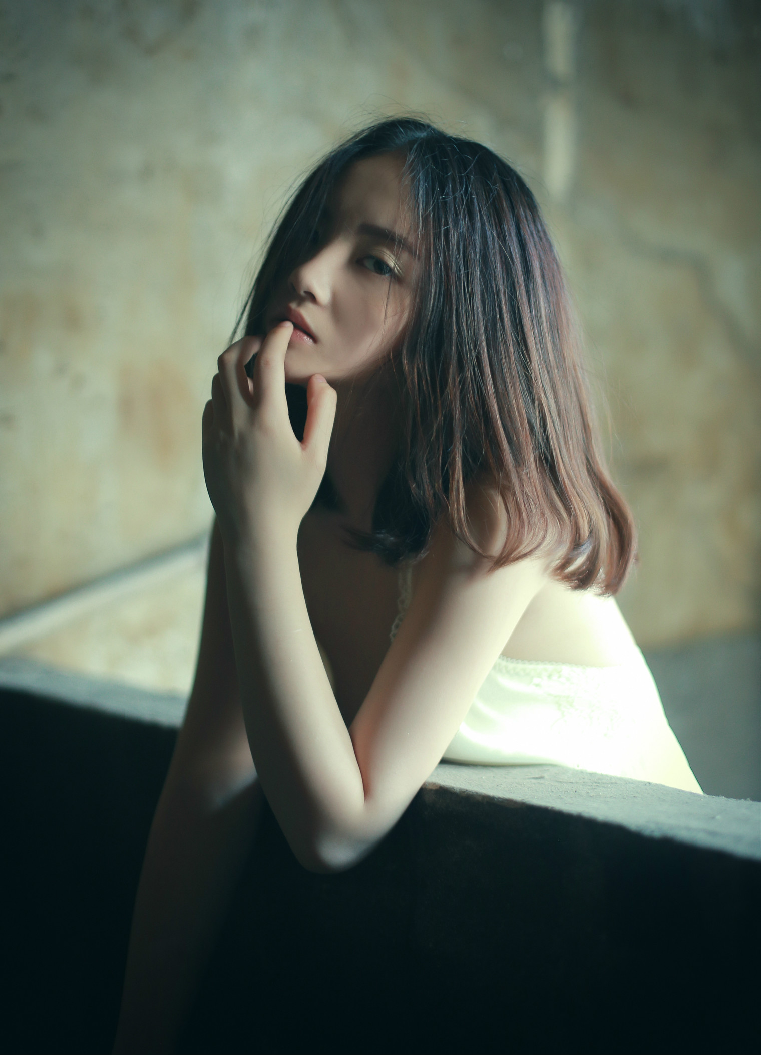 美图摄影:空荡荡的单元楼 感性的纯白睡裙女孩!