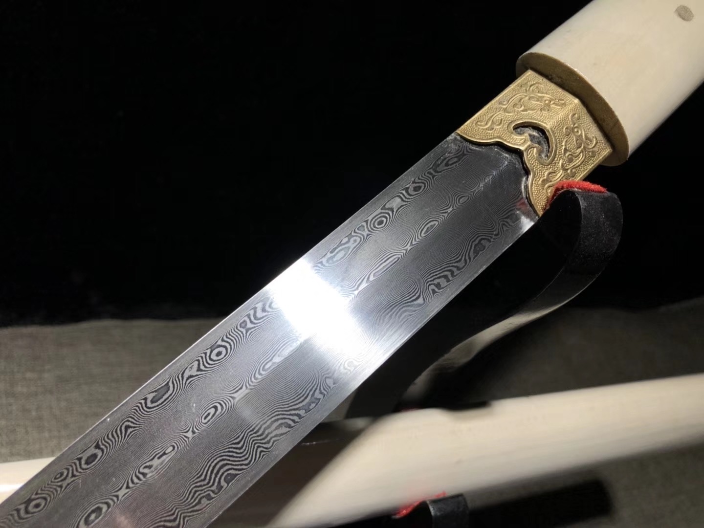 7厘米 刃材:608花纹钢       硬度:57 鞘材:杜木剑装:黄铜 剑身:一体