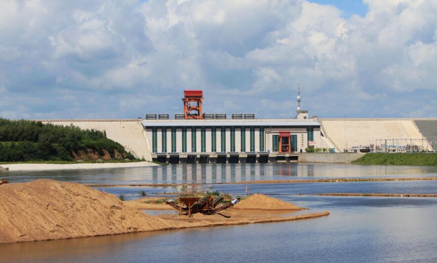 图为尼尔基水库大坝远景. 转载自百家号作者:旅游彭小哥