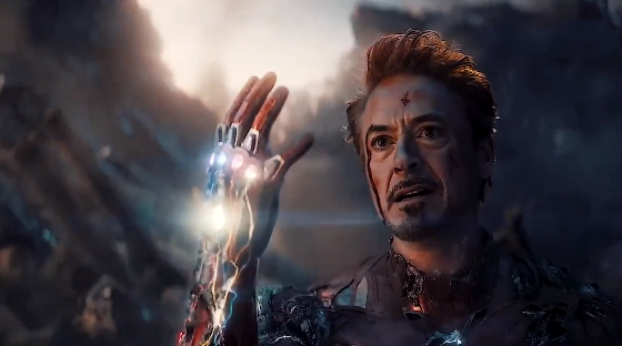 复联四不存在的结局,钢铁侠打响指未成,被灭霸反杀,活活锤死!