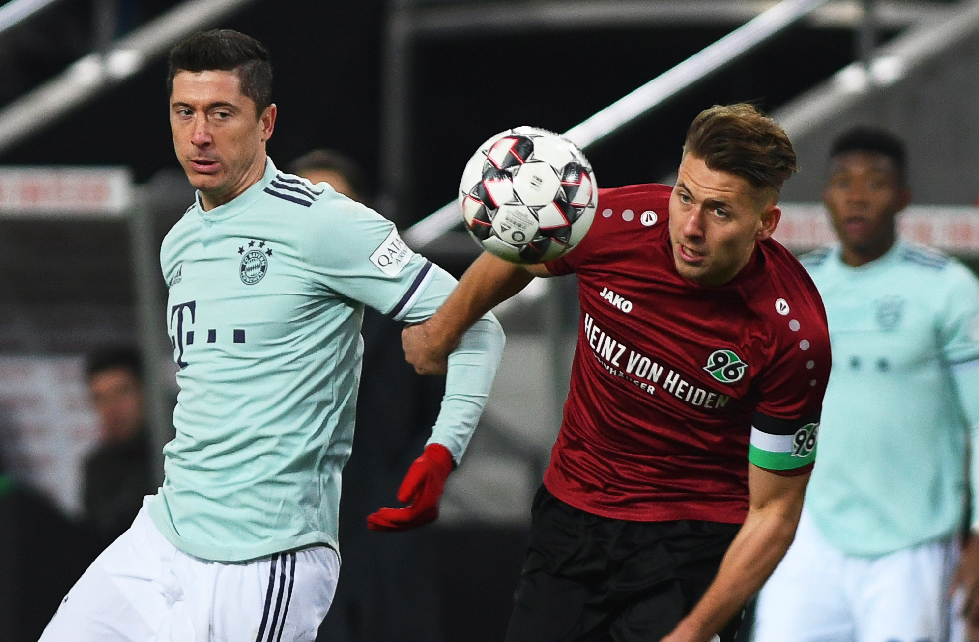 足球——德甲联赛:拜仁胜汉诺威96