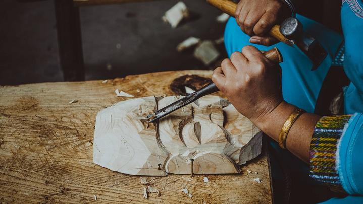 探秘山歌沿河,挖掘"黔味"美食 傩面具雕刻师,杨云霞现在是沿河县唯一