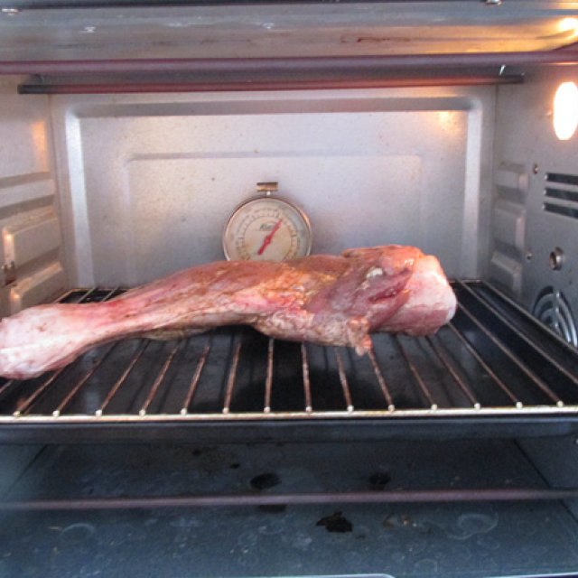 烤羊腿配蔬菜沙拉,做法超简单,多吃还不胖,超简单