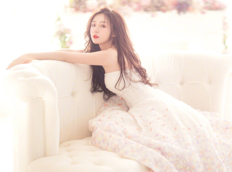 周二珂晒自拍引网友赞叹美翻了,果然是靠脸就能吃饭的女人