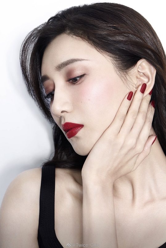 江疏影夏日樱桃妆容写真 简直是"人间小樱桃"了