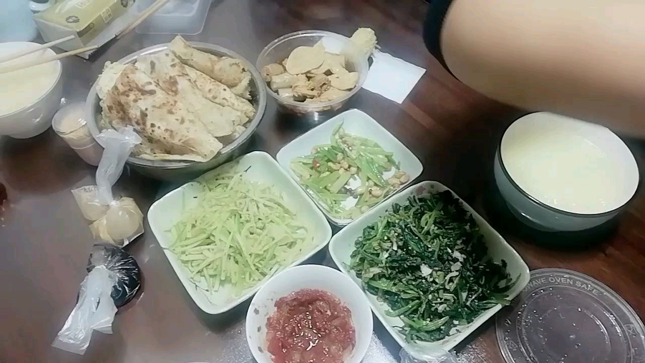 调上几样小凉菜,清清淡淡的吃的健康营养