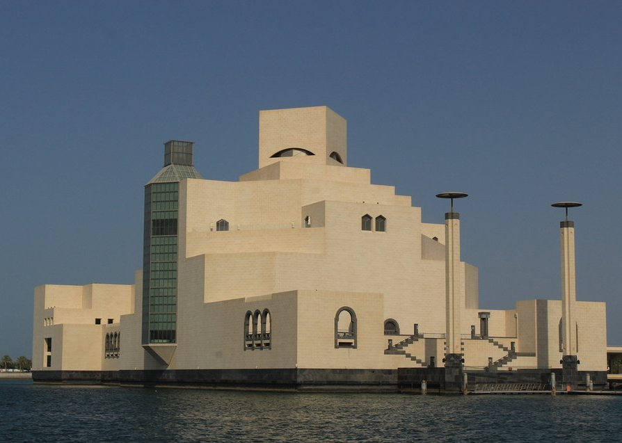 从高处往下看的时候就更美了,窗外是淡蓝色的水,客厅里是时不时的座椅