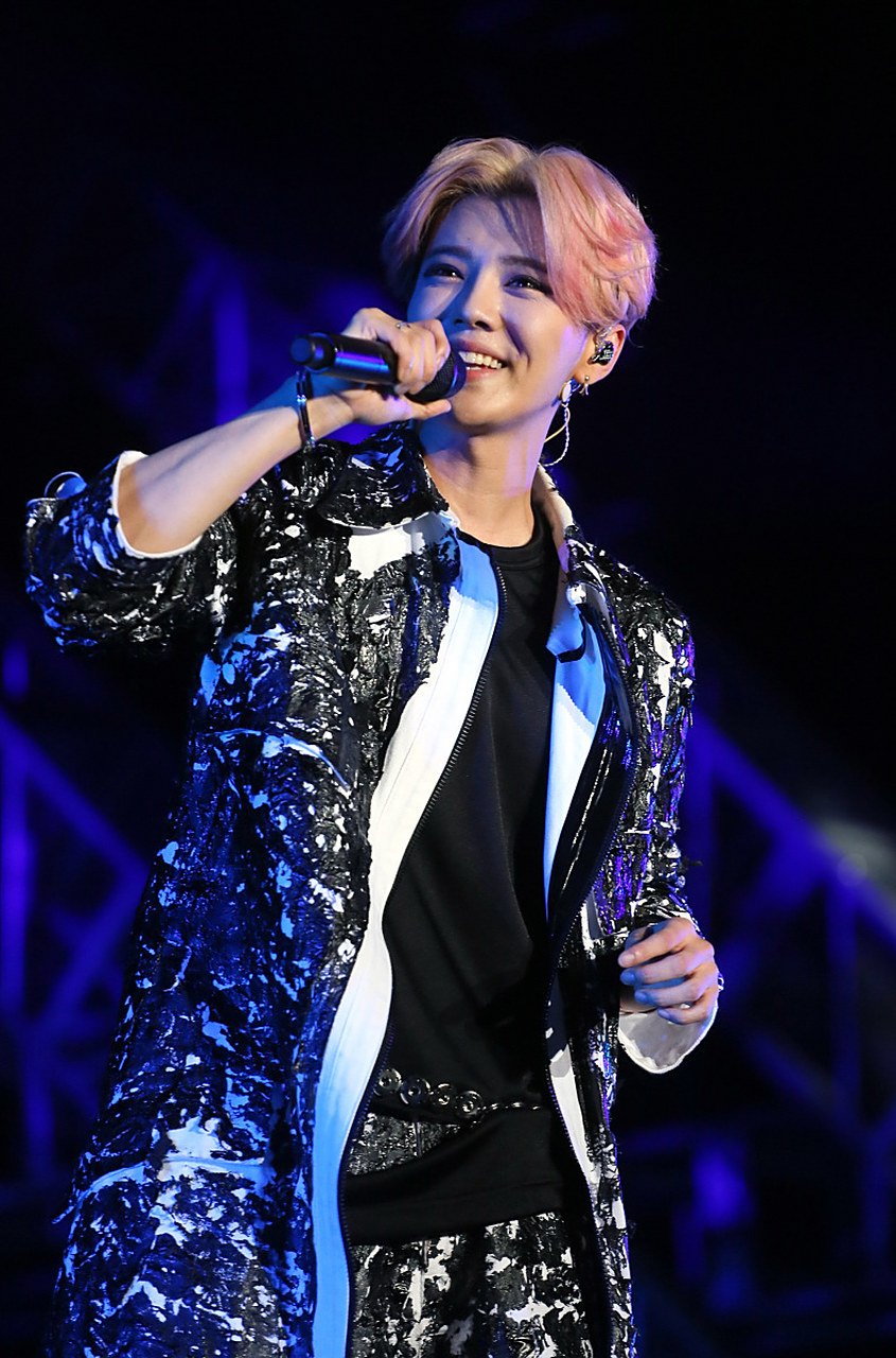 鹿晗广州演唱会#  备受瞩目的鹿晗2023πday演唱会-广州站终于来袭!