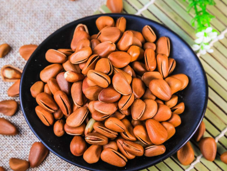 雪松籽是植物雪松的种子,是一种可以食用的坚果食材,它有自然的松香味