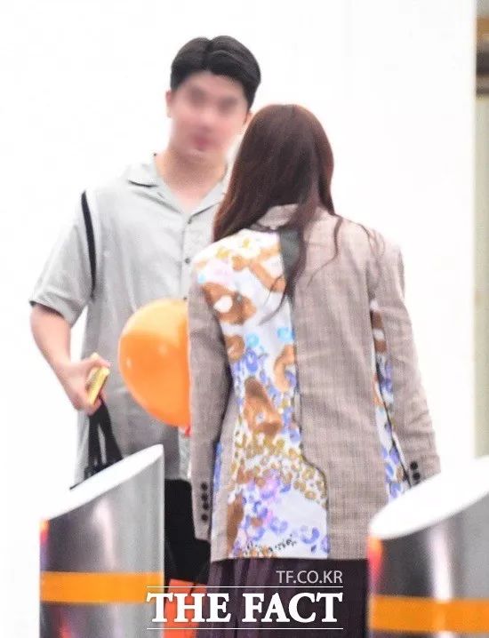 kara朴奎利与比小7岁男友恋情被曝光