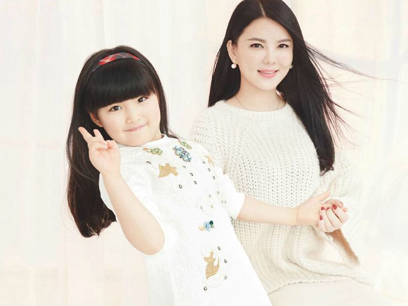 李湘晒全家福合照,一家三口超像,女儿王诗龄手链抢镜了