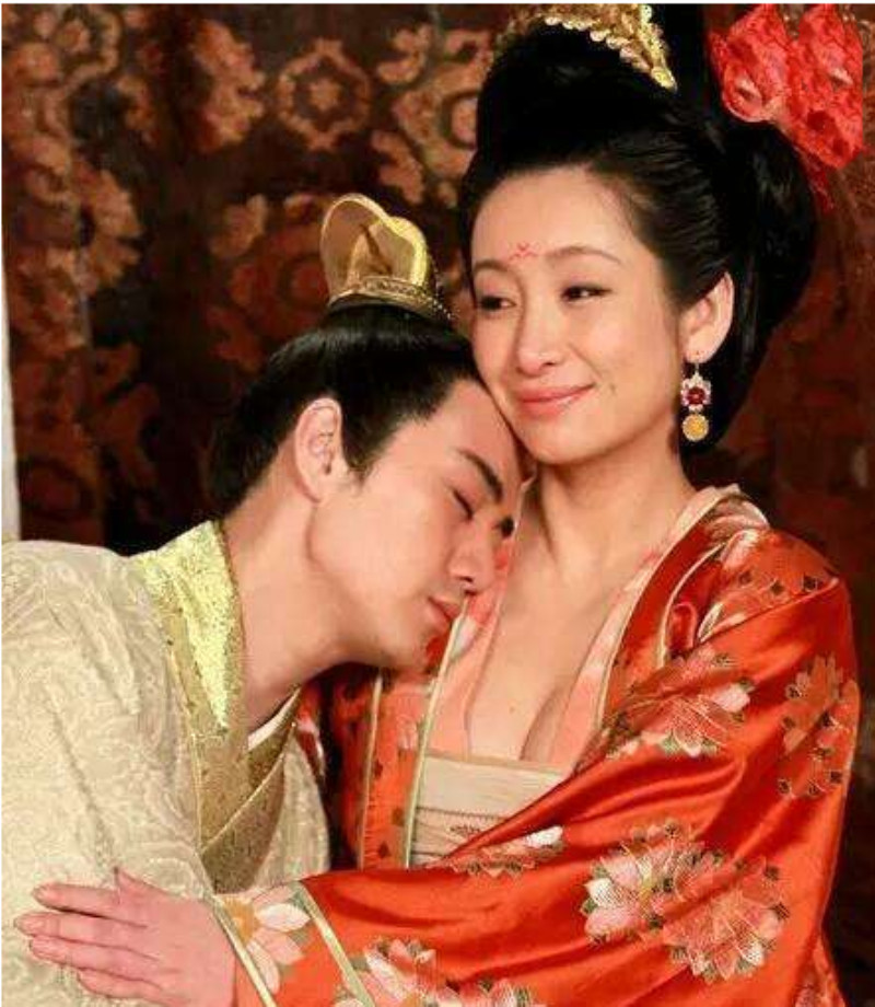 于是客印月便更加大胆,后来还和魏忠贤练手谋害皇上的子嗣,她最后的