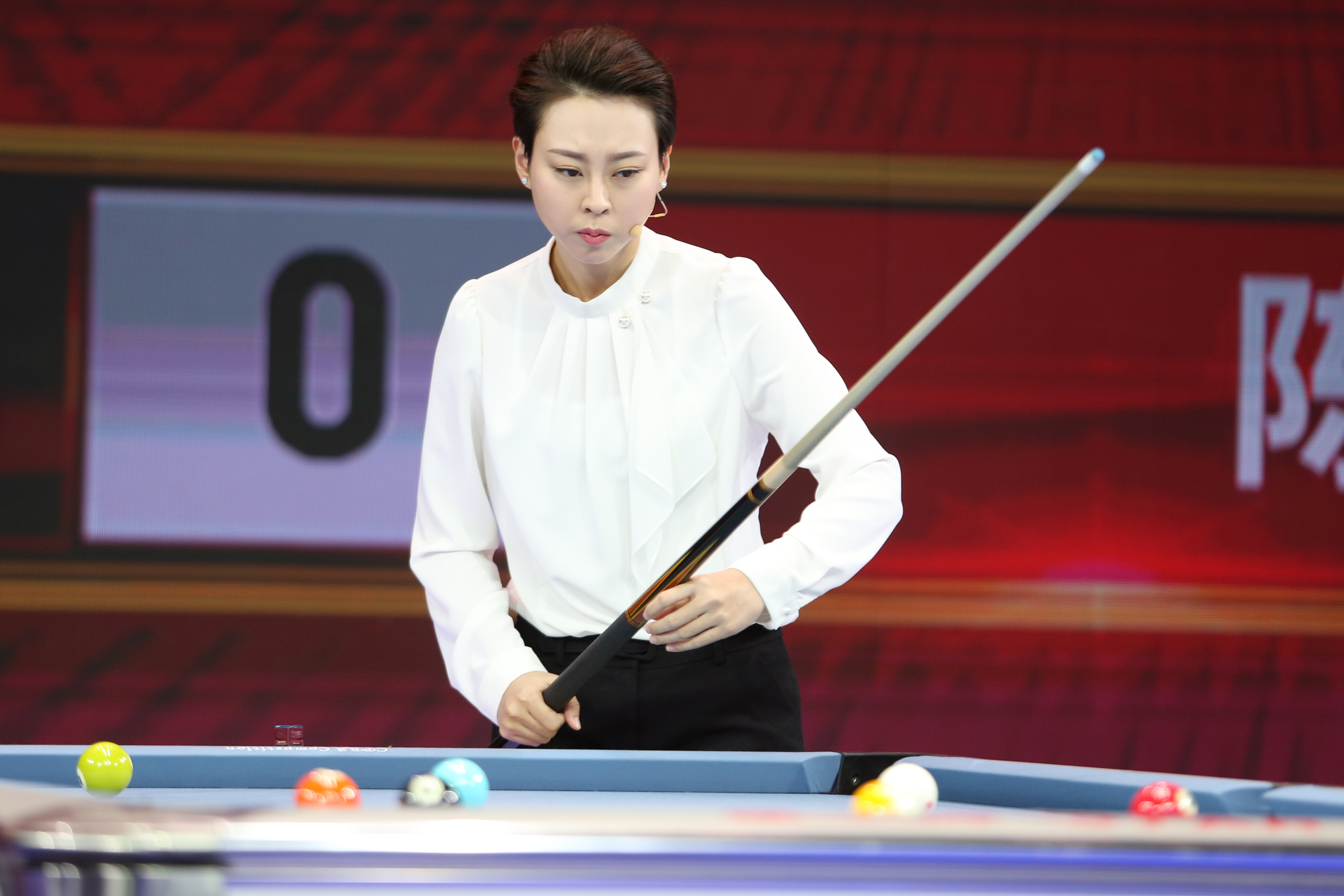 贺岁杯现场图集!潘晓婷金佳映举奖杯笑容太美,潘爸爸暖心颁奖!