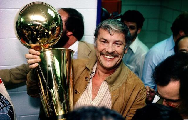 40年前老巴斯6700万美元收购湖人,如今卖了值多少钱?难以置信