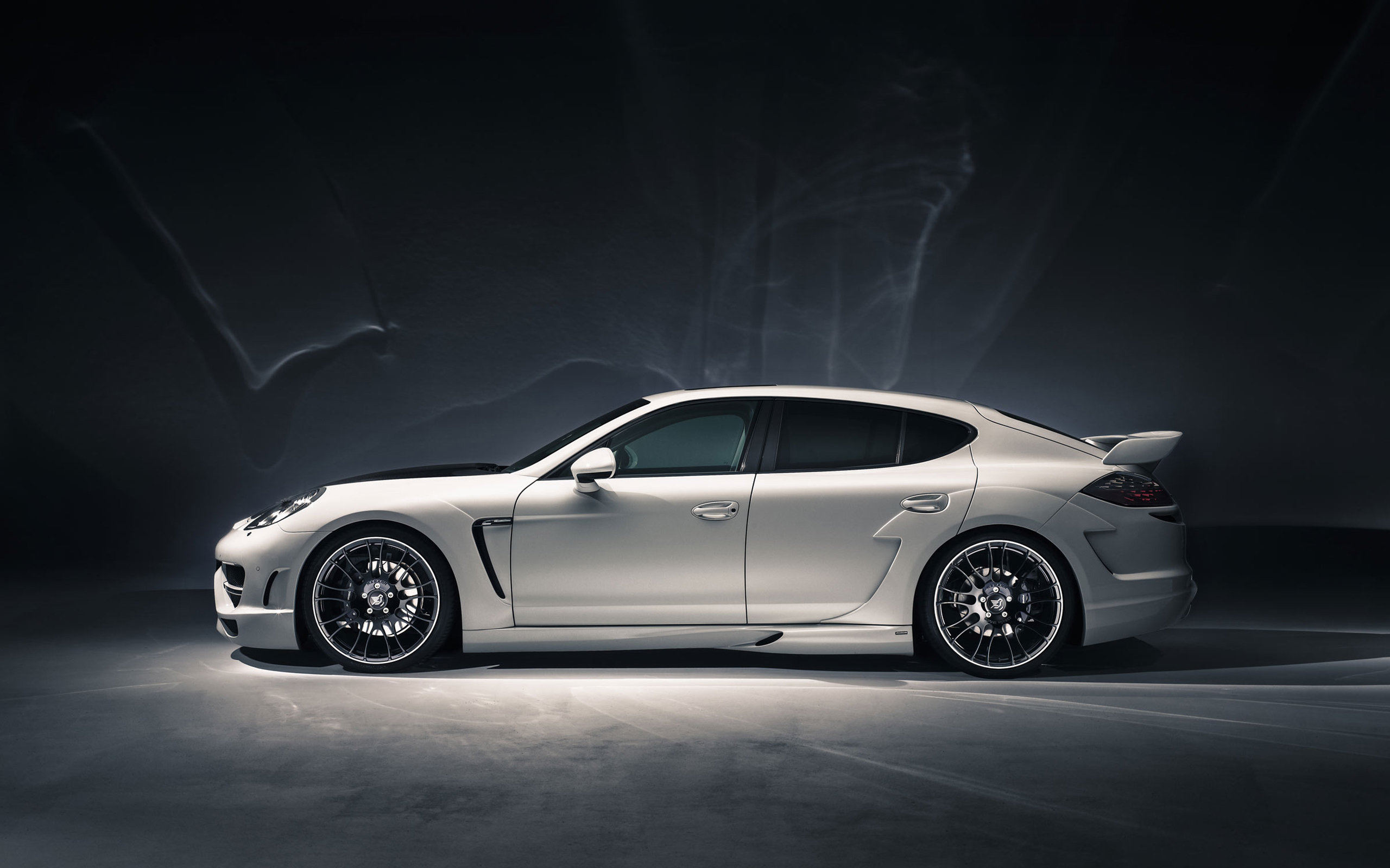 这辆车的底盘很低,车尾很短,上面还装有尾翼.