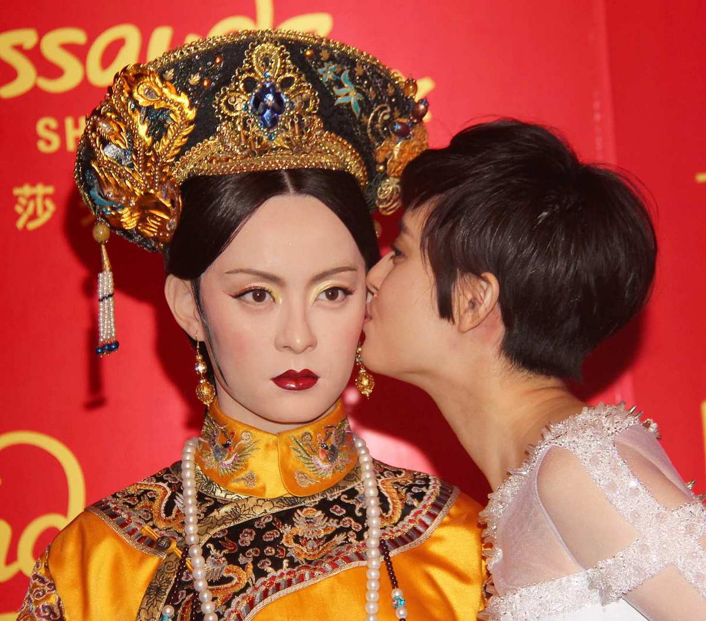 孙俪和"甄嬛"的亲密互动,你见过吗?蜡像做得很逼真!