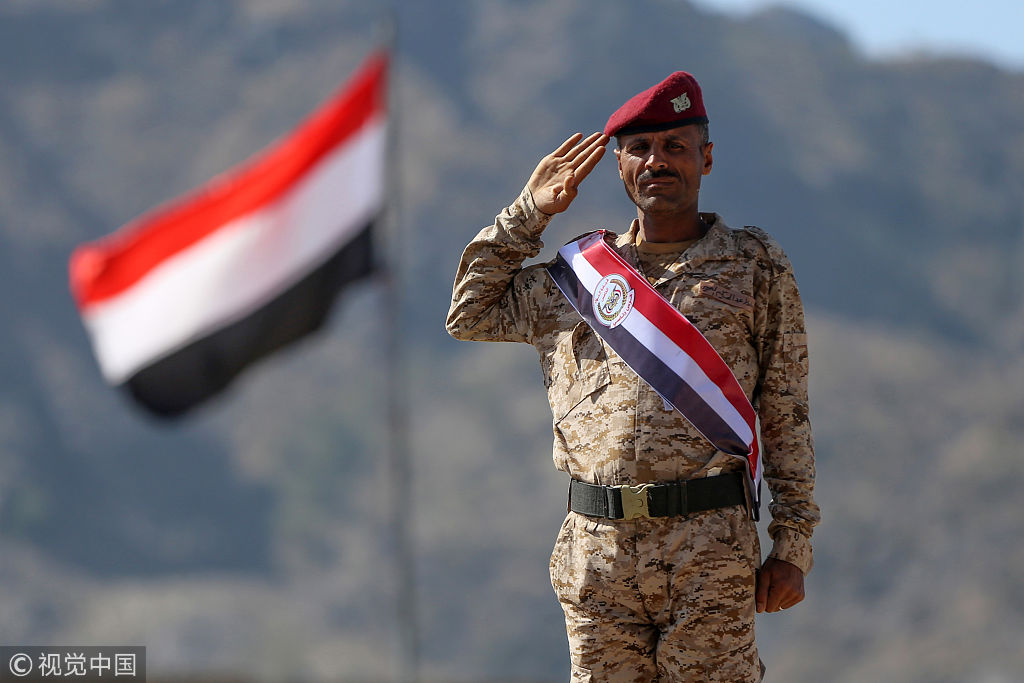也门士兵参加毕业典礼 现场表演散打绝技
