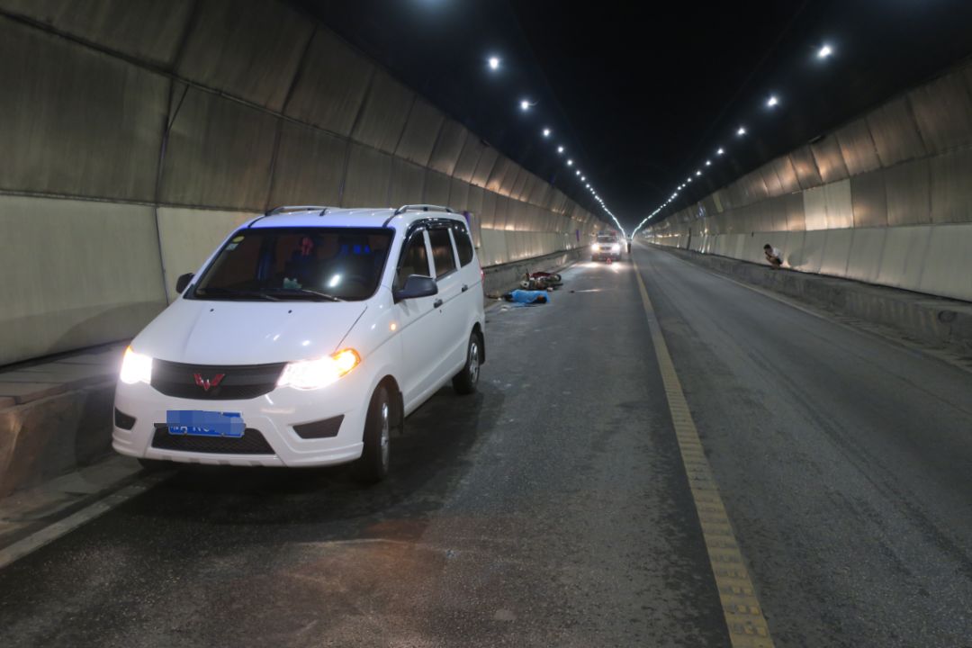 悲剧!男子骑摩托车在蕉溪岭隧道内追尾小车,当场死亡