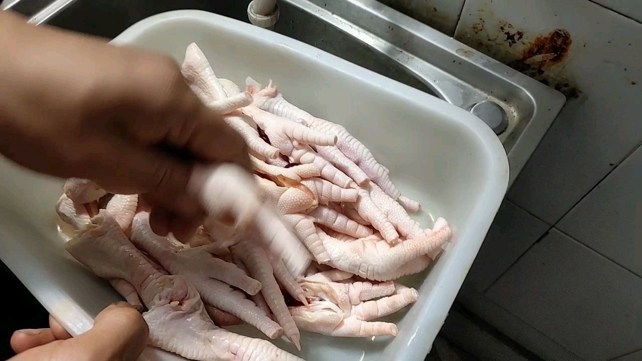 小刘哥烧烤教学麻辣鸡爪(上)