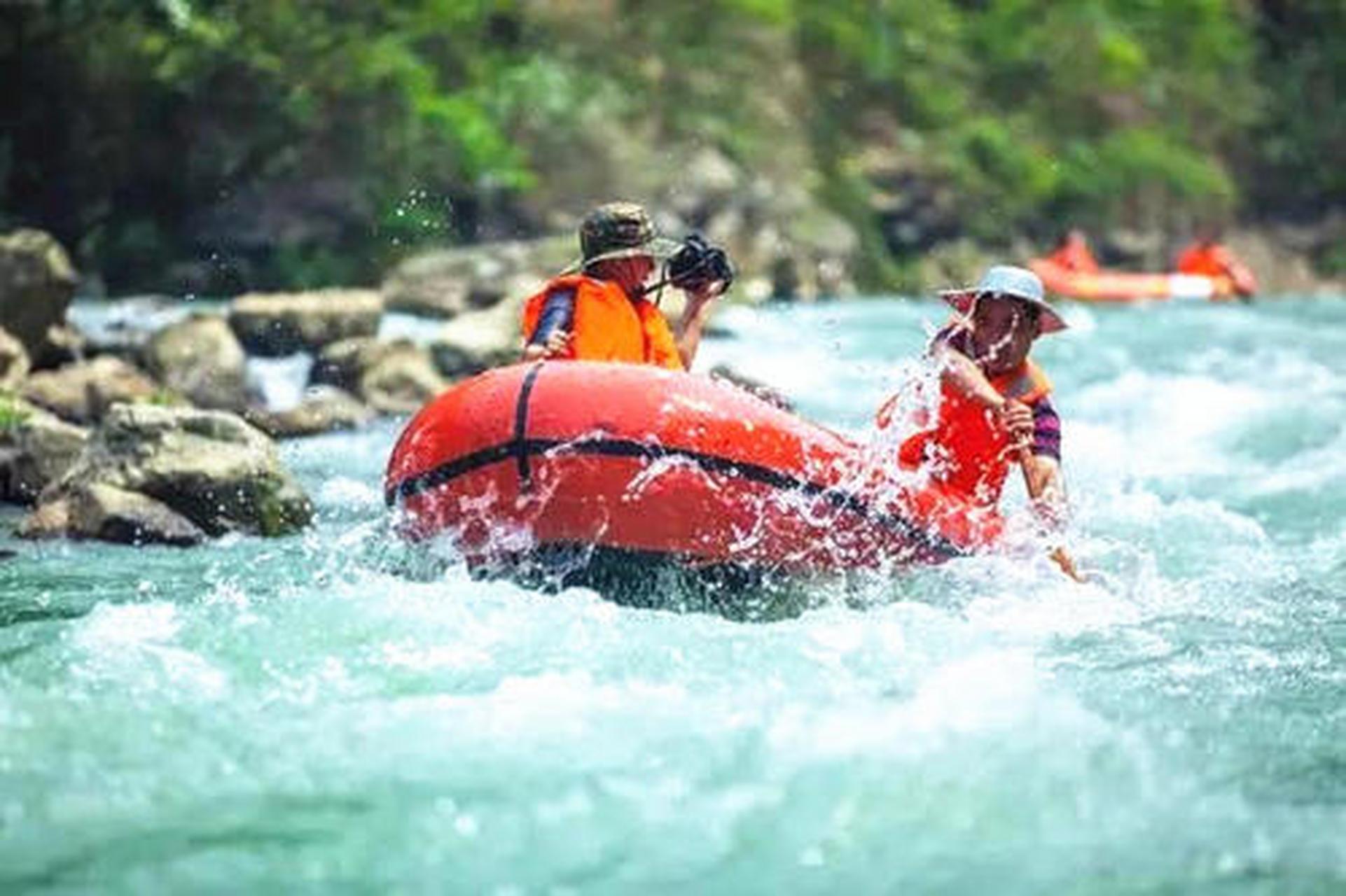 万物皆可云##云游全世界#虎门山漂流:青龙峪高山漂流位于济南市彩石