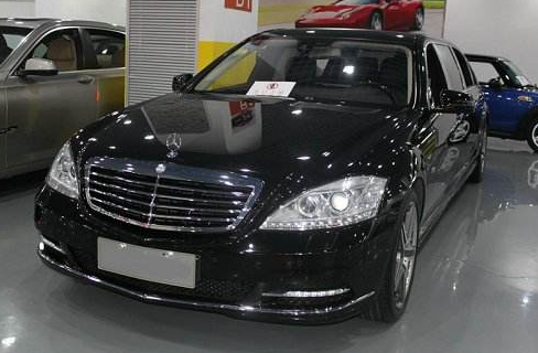 国内最珍贵的一台大奔,尾标s1000被以为山寨车,挂罕见黑牌