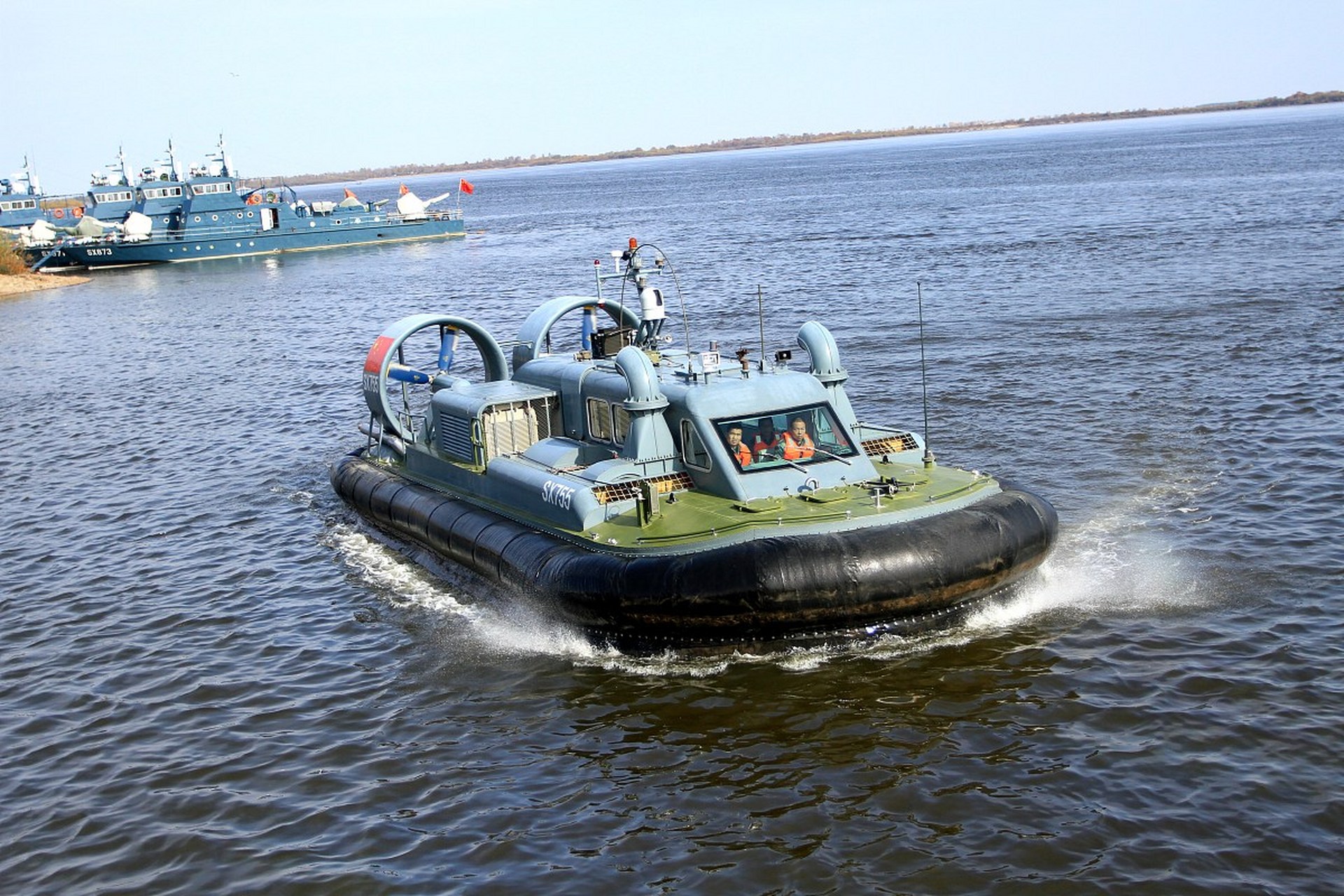 关于军用气垫船的强大性能,让人想到一个问题,那就是为何敌人不直接