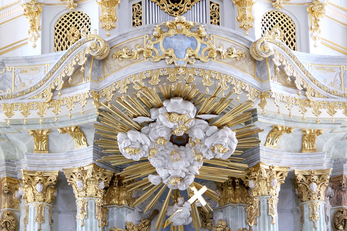 洛可可艺术在建筑,绘画和雕塑等领域取得