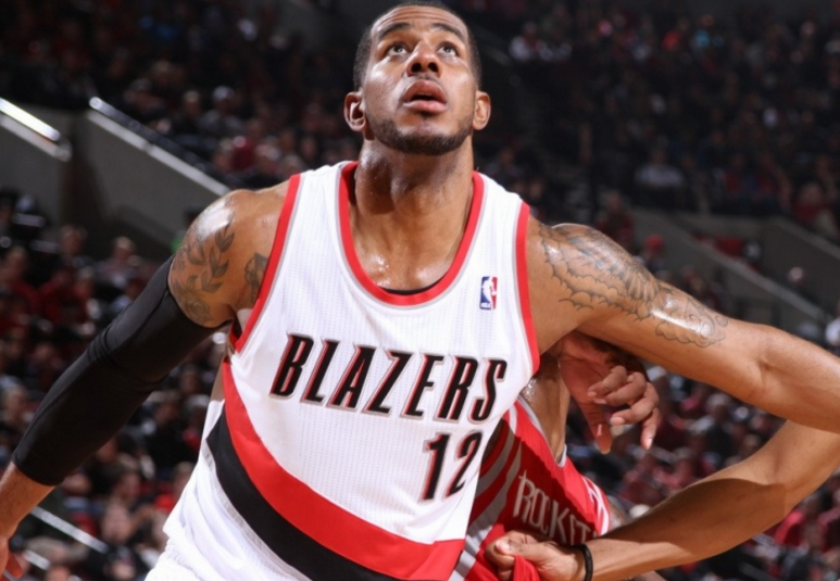 最后5.9秒,阿德面对纽基奇干拔不中,开拓者出场1分险胜马刺!