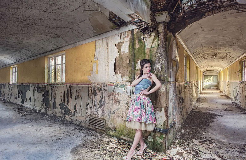 英摄影师拍摄废弃建筑系列作品 女友担任模特
