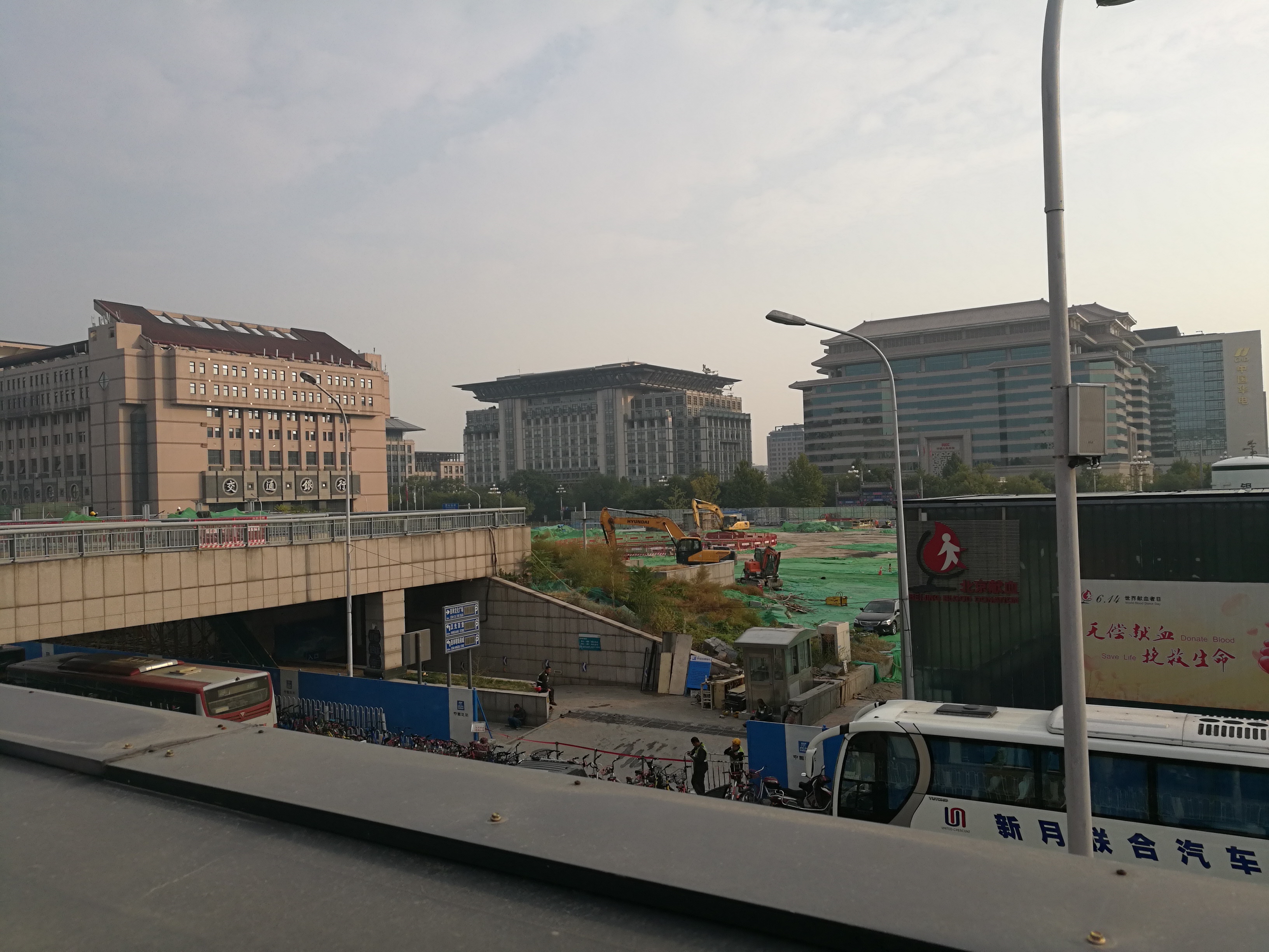 北京的西单文化广场正在施工:工程主体不在地面,而在地下四层