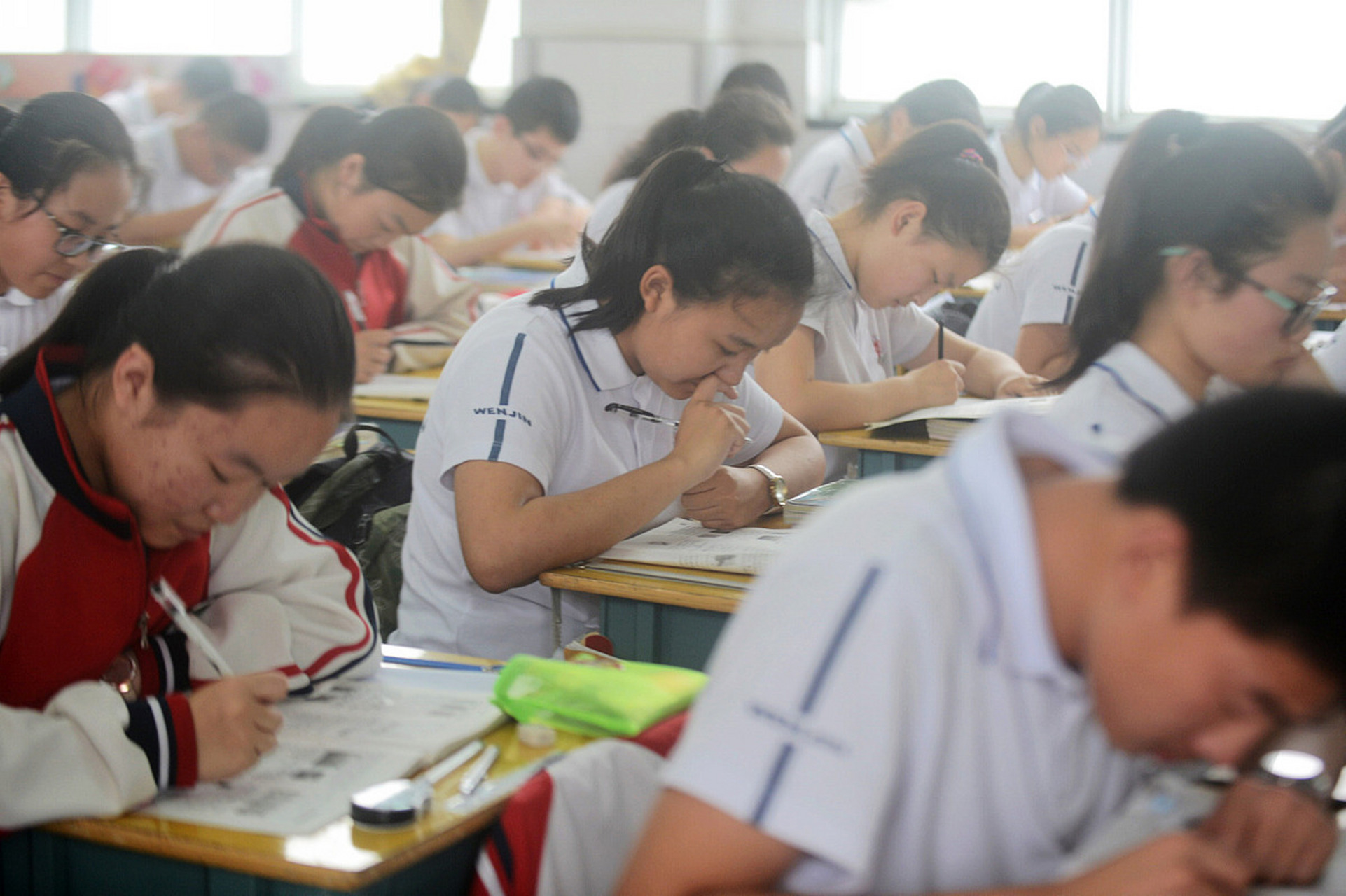 初中生如何应对学习压力 在当今社会,学习压力已经成为了许多初中生