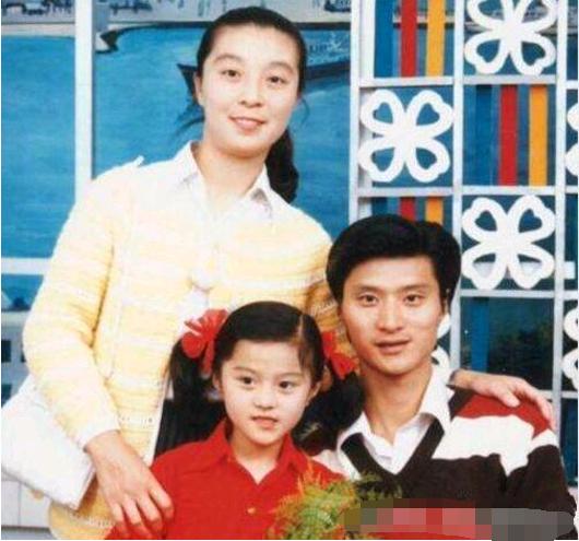 范丞丞父亲近照被扒出,60岁依旧帅气,却被网友吐槽"不对劲"