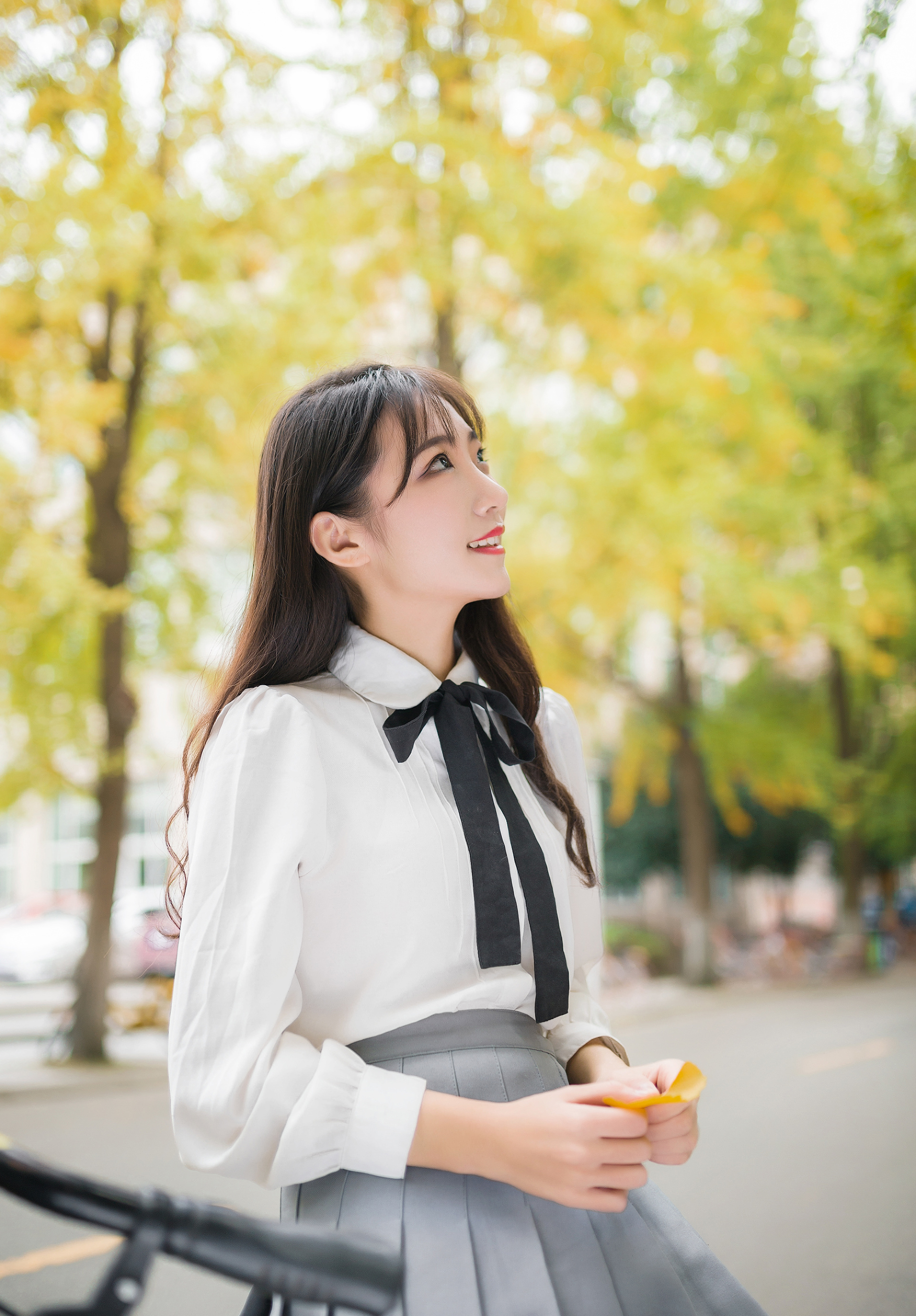 秋日校园拍校花 网友:好想跟她做同学