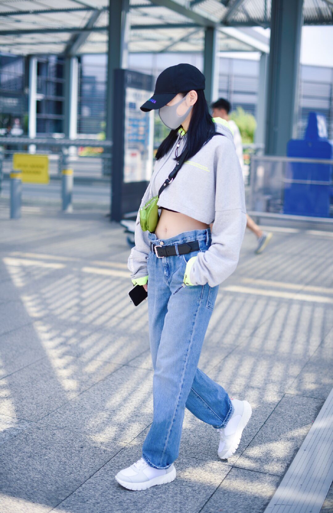 景甜不能再瘦了,灰色短卫衣搭配牛仔裤,秀出"纸片腰"太吸睛