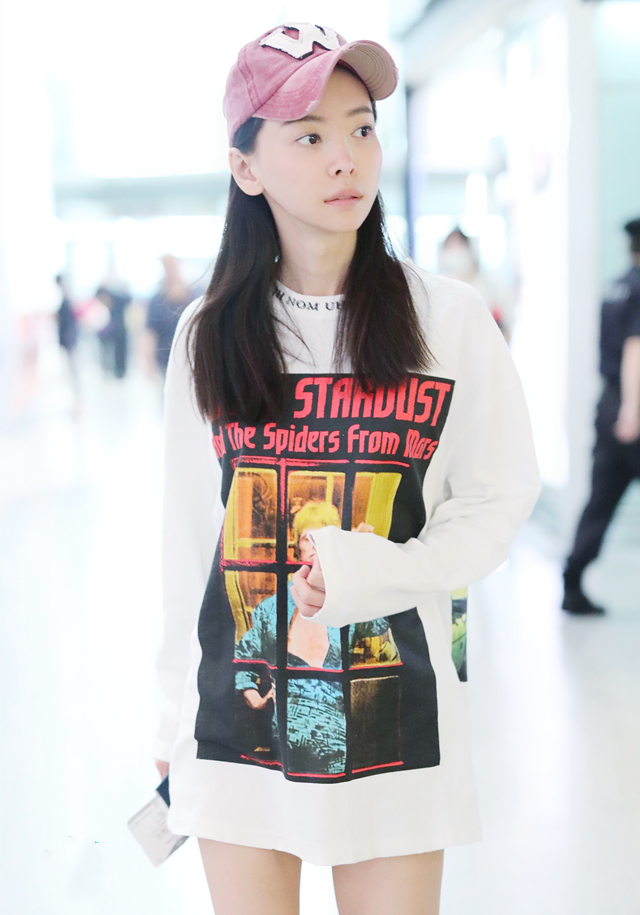 30岁于文文素颜太抗打!长袖t恤凹出大长腿,粉鞋粉帽嫩成少女