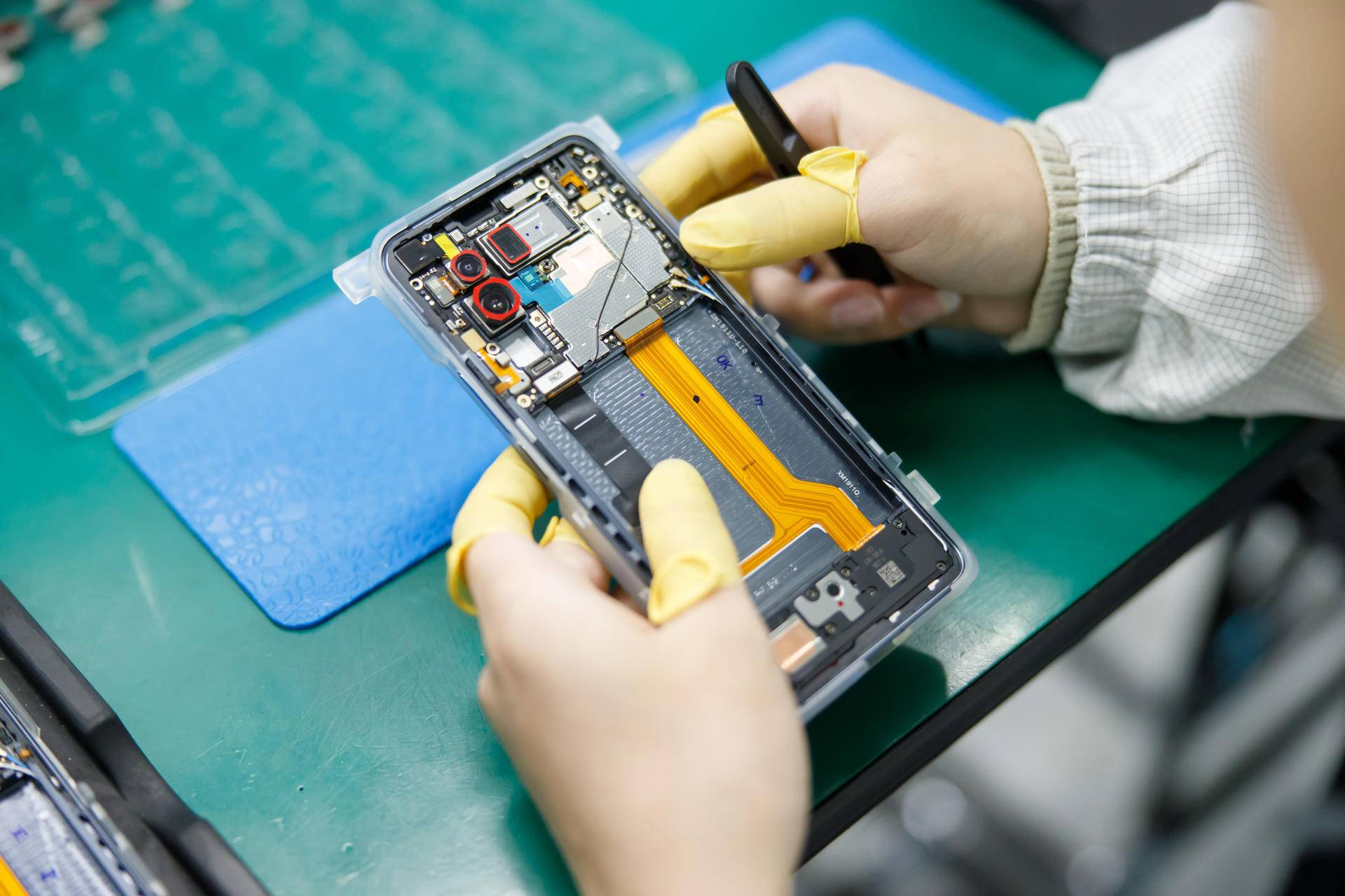 集成双模5g芯片 日产10万台,媒体深入了解vivo x30系列生产线