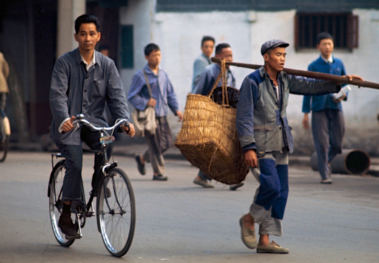 1973年的中国,那时商品都要凭票够买,女民兵霸气
